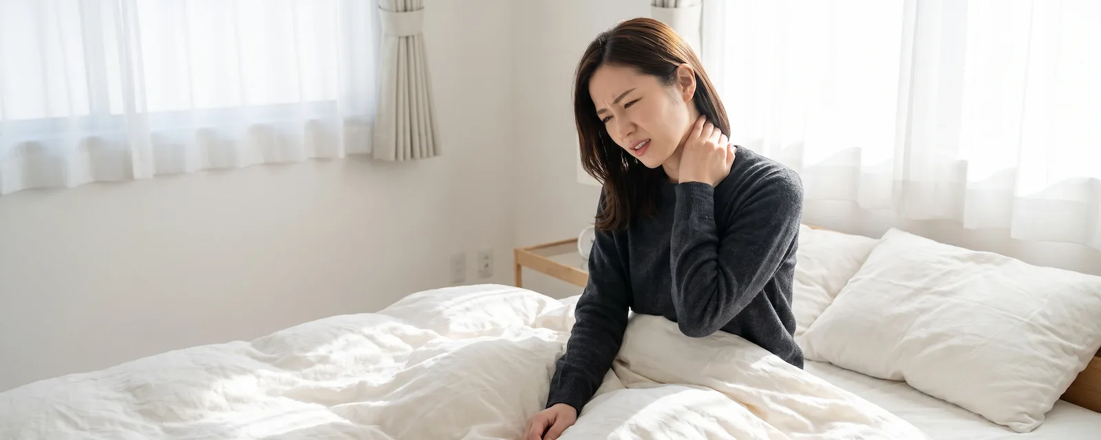 繰り返す寝違えや首こりに悩む女性