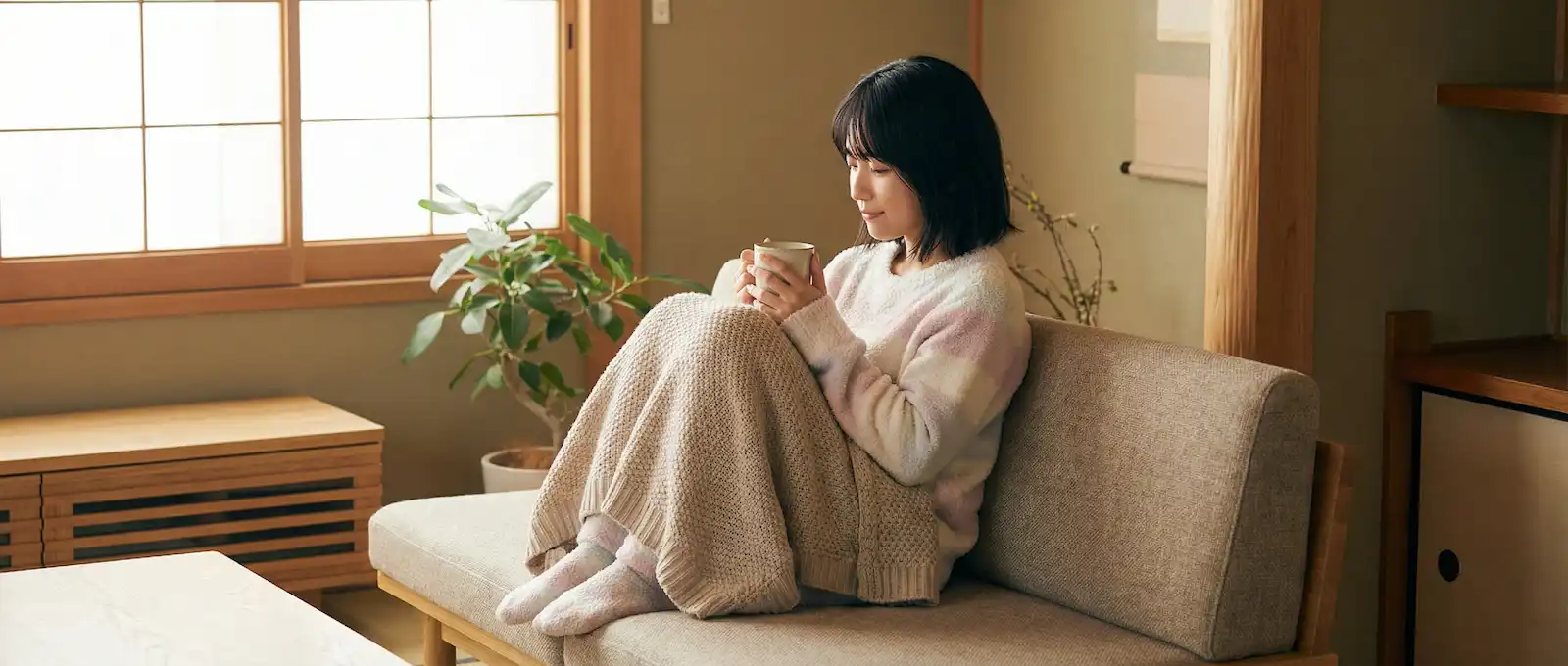 生理中の冷え対策を行う女性