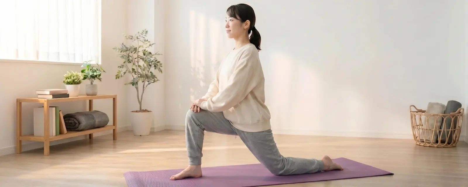 片膝立ちで腸腰筋をストレッチする女性